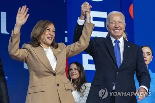 민주당 전당대회에서 해리스 손 들어 보이는 바이든(시카고 AP=연합뉴스) 조 바이든 미국 대통령(오른쪽)이 19일(현지시간) 일리노이주 시카고 유나이티드 센터에서 열린 민주당 전당대회 첫날 무대에 올라 카멀라 해리스 부통령의 손을 잡아 들어 올리고 있다. 2024.08.20