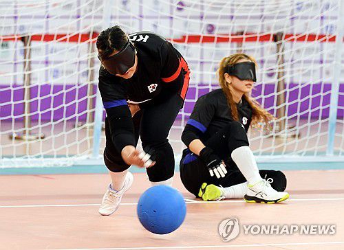 공격 시도하는 서민지(항저우=연합뉴스) 여자골볼 서민지가 27일 중국 항저우에 위치한 중국 골볼 전용체육관에서 열린 2022 항저우 장애인아시아경기대회 태국과 동메달 결정전에서 공격을 시도하고 있다. 2023.10.27 [사진공동취재단] photo@yna.co.kr