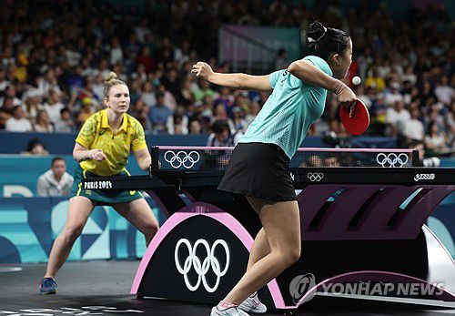 신유빈 64강전(파리=연합뉴스) 신준희 기자 = 29일(현지시간) 프랑스 파리 사우스파리 아레나에서 열린 2024 파리올림픽 탁구 여자 단식 64강전에 출전한 신유빈이 호주의 멀리사 태퍼를 상대로 경기를 펼치고 있다. 2024.7.29 hama@yna.co.kr