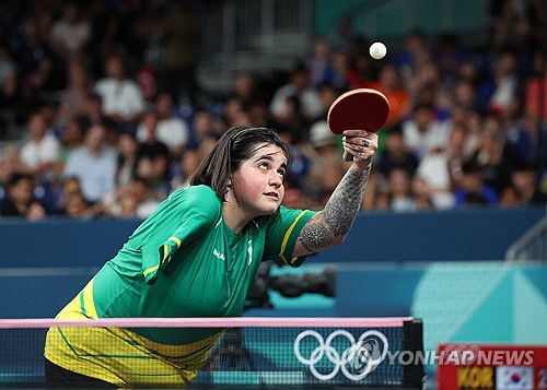 브루나의 랠리는 계속된다(파리=연합뉴스) 임화영 기자 = 5일(현지시간) 프랑스 파리 사우스파리 아레나에서 열린 2024 파리올림픽 탁구 여자 단체전 브라질과의 1회전 4경기에서 브라질 브루나 알렉산드르가 한국 이은혜와 경기를 치르고 있다. 2024.8.6 hwayoung7@yna.co.kr