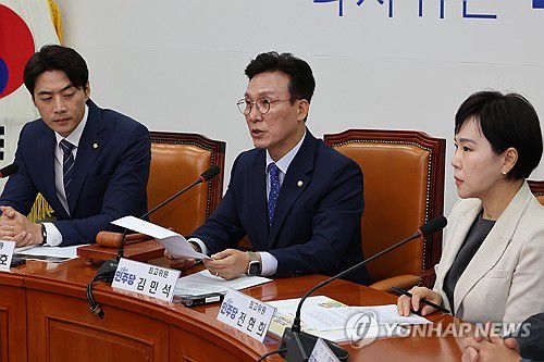 최고위 주재하는 김민석 최고위원(서울=연합뉴스) 김주성 기자 = 더불어민주당 김민석 최고위원이 23일 오전 서울 여의도 국회에서 열린 최고위원회의를 주재하고 있다. 2024.8.23 utzza@yna.co.kr