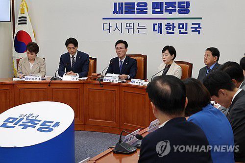 최고위 주재하는 김민석 최고위원(서울=연합뉴스) 김주성 기자 = 더불어민주당 김민석 최고위원이 23일 오전 서울 여의도 국회에서 열린 최고위원회의를 주재하고 있다. 2024.8.23 utzza@yna.co.kr