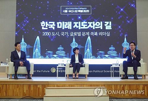 특별대담 갖는 오세훈·박형준(부산=연합뉴스) 손형주 기자 = 오세훈 서울시장과 박형준 부산시장이 23일 오전 부산 동서대 센텀캠퍼스에서 특별대담을 갖고 있다. 이날 대담은 '한국 미래 지도자의 길-2030 도시, 국가, 글로벌 문제 극복 리더십'을 주제로 열렸다. 2024.8.23 handbrother@yna.co.kr