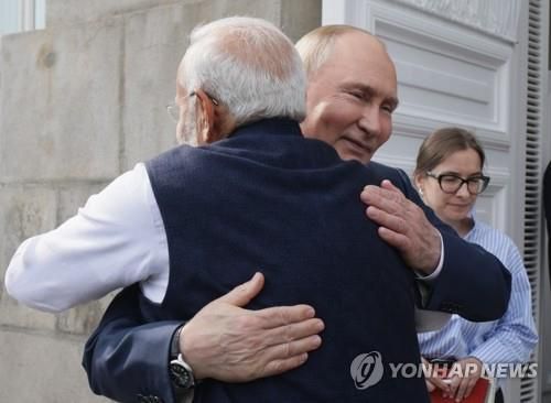 포옹하는 푸틴과 모디[EPA 연합뉴스 자료사진. 재판매 및 DB 금지]