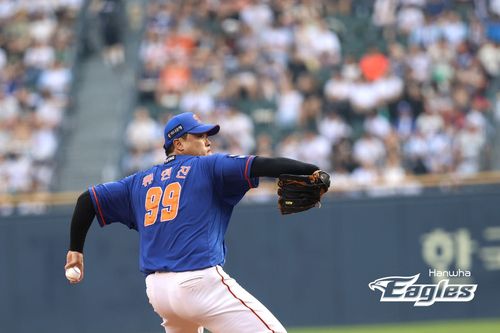 역투하는 류현진(서울=연합뉴스) 한화 류현진이 25일 서울시 잠실구장에서 열린 프로야구 두산과의 방문 경기에 선발 등판해 역투하고 있다. [한화 이글스 제공. 재판매 및 DB 금지]