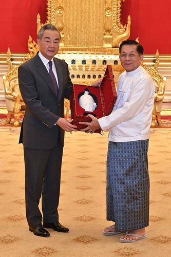 왕이 중국 외교부장과 흘라잉 미얀마군 최고사령관[홍콩 SCMP 캡처. 재판매 및 DB 금지]