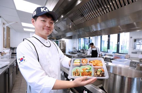 이것이 선수단 한식 도시락(파리=연합뉴스) 파리 공동취재단 = 대한장애인체육회 급식지원센터 김찬규 조리사가 26일(한국시간) 프랑스 파리 인근 몽트뢰유 한국 대표팀 급식지원센터에서 완성된 한식 도시락을 보여주고 있다. 대한장애인체육회는 2024 파리 패럴림픽대회에 출전하는 선수들을 위해 한식 도시락을 매일 제공한다. 2024. 8.26.