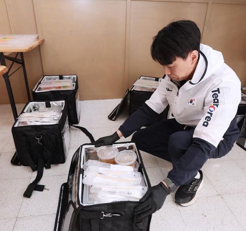 한식 도시락 배달 준비 완료(파리=연합뉴스) 파리 공동취재단 = 대한장애인체육회 급식지원센터 직원이 26일(한국시간) 프랑스 파리 인근 몽트뢰유 한국 대표팀 급식지원센터에서 완성된 한식 도시락을 보냉 보온 가방에 넣고 있다. 대한장애인체육회는 2024 파리 패럴림픽대회에 출전하는 선수들을 위해 한식 도시락을 매일 제공한다. 2024. 8.26.