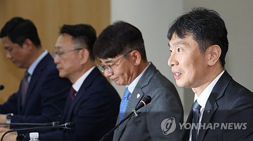 금감원장, 보험회사와 간담회(서울=연합뉴스) 한상균 기자 = 이복현 금융감독원장과 보험회사 대표들이 30일 서울 종로구 생명보험교육문화센터에서 간담회를 하고 있다. 2024.5.30 xyz@yna.co.kr