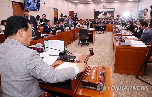 의사봉 두드리는 어기구 위원장(서울=연합뉴스) 김주형 기자 = 10일 오전 국회에서 열린 농림축산식품해양수산위원회 전체회의에서 더불어민주당 소속 어기구 위원장이 의사봉을 두드리고 있다. 2024.7.10 kjhpress@yna.co.kr