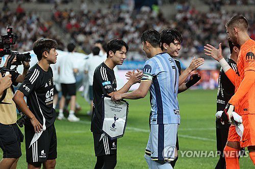 인사나누는 손흥민과 양민혁(서울=연합뉴스) 박동주 기자 = 31일 서울월드컵경기장에서 열린 2024 쿠팡플레이 시리즈 토트넘과 팀 K리그의 경기에 앞서 토트넘 손흥민과 팀 K리그 양민혁이 인사하고 있다.      2024.7.31 pdj6635@yna.co.kr