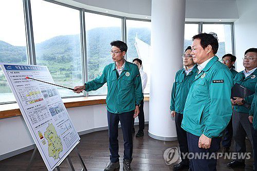 창녕함안보 방문한 박완수 경남지사박완수 경남지사가 지난 21일 창녕함안보에서 낙동강 녹조 발생 상황과 안전한 먹는 물 공급 체계를 점검하고 있다. [경남도 제공. 재판매 및 DB 금지]