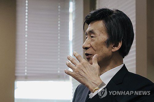 인터뷰하는 윤병세 청와대재단 이사장(서울=연합뉴스) 류효림 기자 = 윤병세 청와대재단 이사장(전 외교부 장관)이 지난 19일 서울 청와대 여민관에서 연합뉴스와 인터뷰하고 있다. 2024.8.26 ryousanta@yna.co.kr