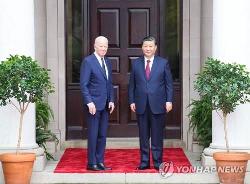 나란히 선 바이든과 시진핑(우드사이드 신화=연합뉴스) 조 바이든 미국 대통령(왼쪽)과 시진핑 중국 국가주석이 15일(현지시간) 미국 샌프란시스코 인근 우드사이드에 있는 파일롤리 에스테이트에서 만나고 있다. 두 정상은 이날 각자의 현직 취임 이후 두 번째 대면 회담을 했다. 2023.11.16     danh2023@yna.co.kr