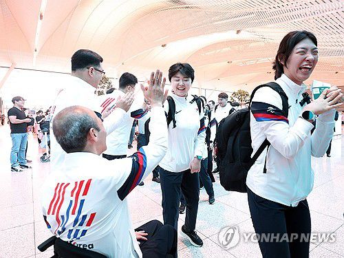 파리를 향해 미소(영종도=연합뉴스) 이지은 기자 = 2024 파리 패럴림픽에 출전하는 대한민국 선수단의 펜싱 권효경(오른쪽) 등이 21일 오전 인천국제공항에서 밝은 표정으로 출국하고 있다. 2024.8.21     jieunlee@yna..kr