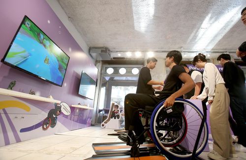 코리아하우스에 마련된 확장 현실 스포츠 장비(파리=연합뉴스) 파리 공동취재단 = 대한장애인체육회 관계자들이 27일(현지시간) 프랑스 파리 마레 지구에 설치된 2024 파리 패럴림픽대회 코리아하우스 확장 현실(XR) 스포츠 장비를 점검하고 있다.