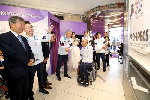 후원사 설명하는 정진완 대한장애인체육회장(파리=연합뉴스) 파리 공동취재단 = 정진완 대한장애인체육회장(가운데)이 28일(현지시간) 프랑스 파리 마레 지구에 설치된 2024 파리 패럴림픽대회 코리아하우스에서 유인촌 문화체육관광부 장관에게 시설을 설명하고 있다.