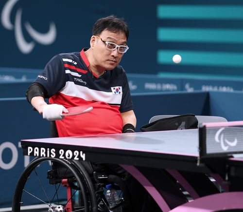 2연패 노리는 주영대(파리=연합뉴스) 파리 공동취재단 = 장애인 탁구 대표팀 주영대가 27일(현지시간) 프랑스 파리 사우스 파리 아레나에서 2024 파리 패럴림픽대회 공식 훈련을 하고 있다.