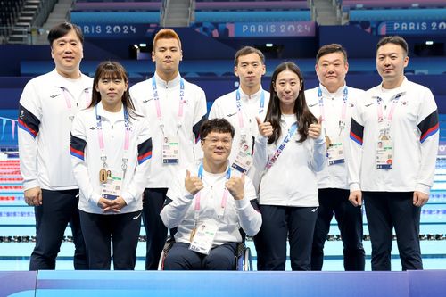 파리 패럴림픽 한국 수영 대표 선수들과 스태프(파리=연합뉴스) 2024 파리패럴림픽 수영 대표팀이 27일(현지시각) 프랑스 파리 라데팡스 아레나에서 적응 훈련을 마치고 사진 촬영에 임하고 있다. [대한장애인체육회 제공. 재판매 및 DB금지]
