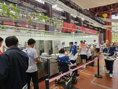 식사 담는 장애인 선수들(파리=연합뉴스) 파리 공동취재단 = 2024 파리 패럴림픽대회에 출전하는 선수들이 27일(현지시간) 프랑스 파리 패럴림픽 선수촌에서 식사를 담고 있다.