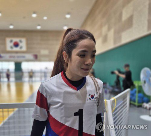 여자 골볼 대표팀 주장 김희진(이천=연합뉴스) 김경윤 기자 = 여자 골볼 대표팀 주장 김희진이 15일 경기도 이천선수촌에서 취재진과 인터뷰하고 있다. 2024.7.15. cycle@yna.co.kr