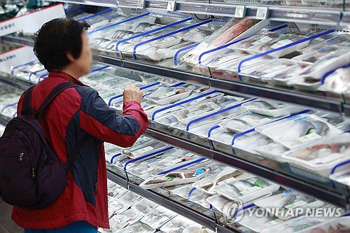 (서울=연합뉴스) 진연수 기자 = 지난해 10월 12일 서울의 한 대형마트 수산물 코너. 2023.10.12 jin90@yna.co.kr