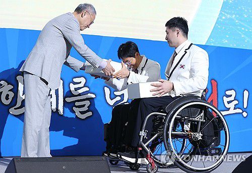 선수들에게 손 편지 전달하는 유인촌 장관(서울=연합뉴스) 이재희 기자 = 유인촌 문화체육관광부 장관이 12일 오후 서울 송파구 올림픽파크텔에서 열린 2024 파리 패럴림픽 대회 결단식에서 선수대표에게 격려 손 편지와 선물을 전달하고 있다. 2024.8.12 scape@yna.co.kr