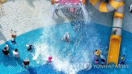 막바지 물놀이[연합뉴스 자료사진]