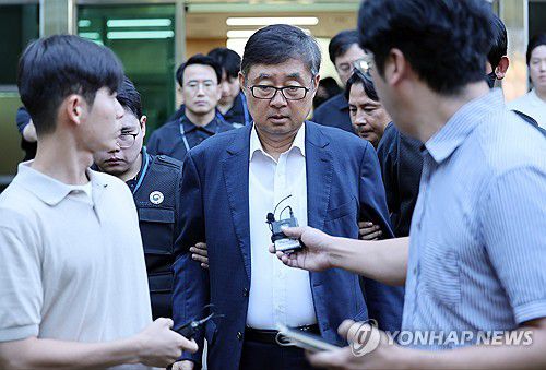 구속 기로 놓인 박순관 아리셀 대표(수원=연합뉴스) 권준우 기자 = 공장 화재로 23명의 사망자가 발생한 경기 화성시 일차전지 업체 아리셀의 박순관 대표가 28일 오전 구속 전 피의자 심문(영장실질심사) 출석을 위해 경기 수원시 고용노동부 경기지청을 빠져나와 법원으로 향하고 있다. 2024.8.28 stop@yna.co.kr