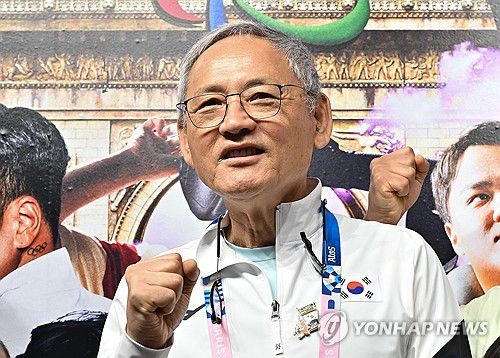 포즈 취하는 유인촌 장관(서울=연합뉴스) 28일(현지시간) 오전 프랑스 파리 마레지구에 위치한 파라 팀 코리아하우스(Para Team Korea House) 개관식에서 유인촌 문화체육관광부 장관이 포즈를 취하고 있다. 2024.8.28 [사진공동취재단] photo@yna.co.kr