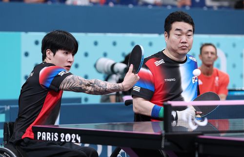 집중력있게(파리=연합뉴스) 공동취재단 = 탁구 남자 복식 장영진(왼쪽)-박성주 조가 29일(한국시간) 프랑스 사우스 파리 아레나에서 열린 2024 파리 패럴림픽 탁구 남자복식(스포츠등급 MD4) 준결승에서 공격을 시도하고 있다.