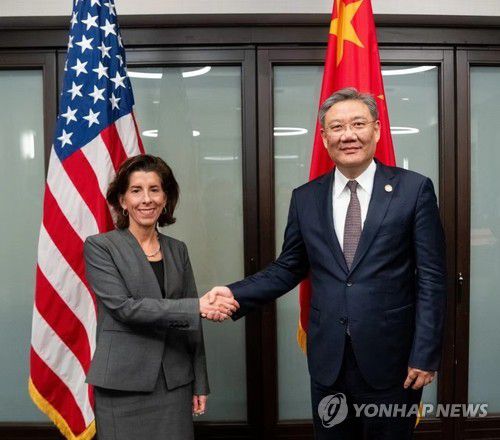 지나 러몬도 미국 상무장관(좌)과 왕원타오 중국 상무부장[베이징=연합뉴스. 중국 상무부 제공. 재판매 및 DB 금지]