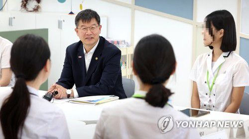 이기일 1차관, 10대 청소년 대상 국민연금 간담회(서울=연합뉴스) 이기일 보건복지부 1차관이 27일 서울 관악구 서울여자상업고등학교에서 10대 청소년 대상 국민연금 간담회를 하고 있다. 2024.8.27 [보건복지부 제공. 재판매 및 DB 금지] photo@yna.co.kr