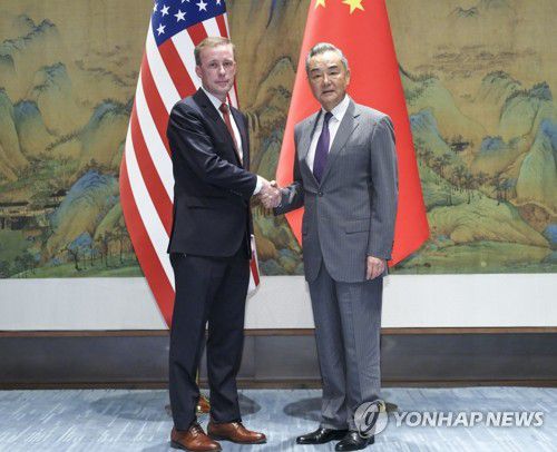 미 설리번과 악수하는 중 왕이(베이징 신화=연합뉴스) 왕이 중국 외교부장(오른쪽)이 27일 베이징을 방문한 제이크 설리번 미국 백악관 국가안보보좌관과 만나 악수하고 있다. 왕 부장은 이날 설리번 보좌관을 만나 "실질적이며 건설적인" 대화를 원한다고 말했다. 2024.08.28 passion@yna.co.kr