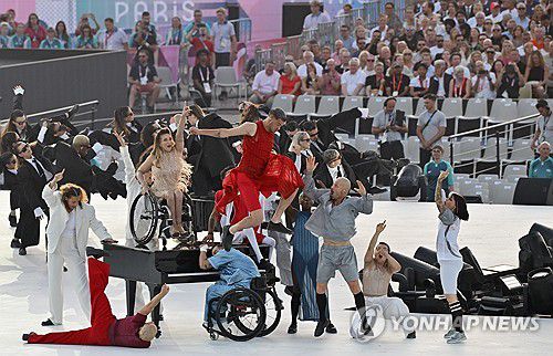 파리 패럴림픽 개막식 축하 공연(서울=연합뉴스) 28일(현지시간) 프랑스 파리 콩코드 광장에서 열린 2024 파리 패럴림픽 개막식에서 축하 공연이 진행되고 있다. 2024.8.29 [사진공동취재단] photo@yna.co.kr