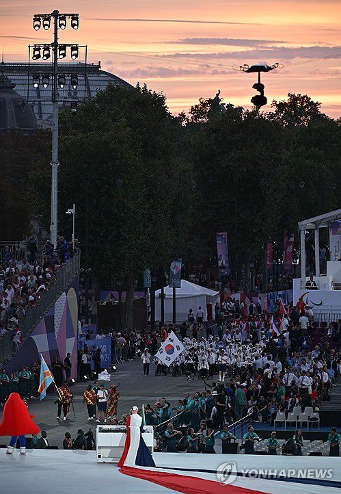 개막식 입장하는 파리 패럴림픽 대한민국 선수단(서울=연합뉴스) 28일(현지시간) 프랑스 파리 콩코드 광장에서 열린 2024 파리 패럴림픽 개막식에서 기수 최용범(카누)을 선두로 대한민국 선수단이 입장하고 있다. 2024.8.29 [사진공동취재단] photo@yna.co.kr