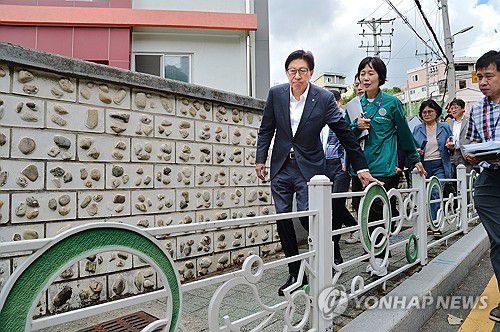 박형준 부산시장, 어린이 통학로 점검(부산=연합뉴스) 29일 오후 부산 남구 성동초등학교 부근 통학로에서 박형준 시장이 학부모 등과 함께 개학기를 앞두고 어린이 통학로를 점검하고 있다. 2024.8.29 [부산시 제공. 재판매 및 DB 금지] ccho@yna.co.kr