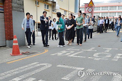 개학기 앞두고 어린이 통학로 점검(부산=연합뉴스) 29일 오후 부산 남구 성동초등학교 앞에서 박형준 시장이 학부모 등과 함께 개학기를 앞두고 어린이 통학로를 점검하고 있다. 2024.8.29 [부산시 제공. 재판매 및 DB 금지] ccho@yna.co.kr