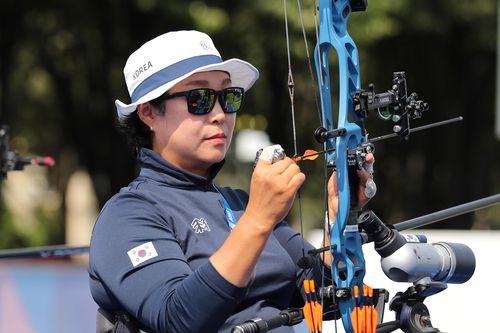 양궁 여자 컴파운드 오픈 최나미(서울=연합뉴스) 최나미가 29일(한국시간) 프랑스 파리 앵발리드에서 열린 2024 파리 패럴림픽 양궁 여자 컴파운드 오픈 랭킹 라운드에서 활을 바라보고 있다. [공동취재단 제공. 재판매 및 DB금지]