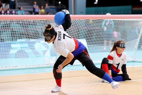 공격하는 서민지(파리=연합뉴스) 공동취재단 = 한국 골볼 대표팀 서민지가 30일(한국시간) 프랑스 파리 사우스 파리 아레나6에서 열린 2024 파리 패럴림픽 조별예선 일본과의 경기에서 공격하고 있다.