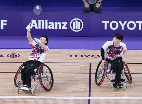 경기 펼치는 정재준(왼쪽)-유수영조(파리=연합뉴스) 공동취재단 = 배드민턴 정재준(왼쪽)-유수영조가 29일(현지시간) 프랑스 파리  포르트 드 라 샤펠 아레나에서 열린 2024 파리 패럴림픽 배드민턴 남자 복식 A조 예선(스포츠 등급 WH1-2)에서 최정만-김정준 조를 상대로 경기를 펼치고 있다.