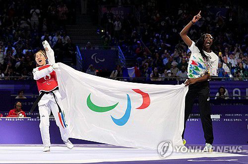 아지토스기 흔드는 쿠다다디(왼쪽)[로이터=연합뉴스]