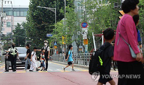 새학기 맞이 어린이보호구역 교통지도[연합뉴스 자료사진]