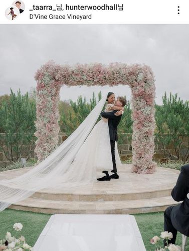 우드홀 부부의 웨딩 사진[타라 데이비스-우드홀 인스타그램 캡처. 재판매 및 DB 금지]