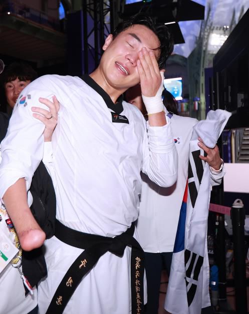 눈물 흘리는 주정훈(파리=연합뉴스) 공동취재단 = 장애인 태권도 주정훈이 1일(한국시간) 프랑스 파리 그랑팔레에서 열린 2024 파리 패럴림픽 태권도 남자 80㎏급 스포츠등급 K44에서 동메달을 딴 뒤 눈물을 흘리고 있다. 2024.9.1.