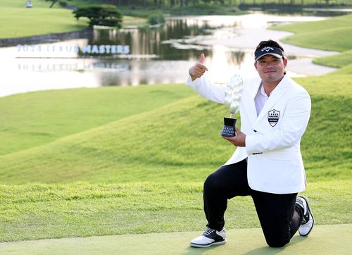 우승 트로피를 자랑하는 이승택.[KPGA 제공. 재판매 및 DB 금지]