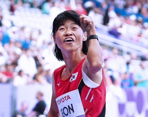 관중들에게 인사하는 전민재(파리=연합뉴스) 공동취재단 = '작은 거인' 전민재(47·전북장애인육상연맹)가 1일(한국시간) 프랑스 파리 스타드 드 프랑스에서 열린 2024 파리 패럴림픽 여자육상 200ｍ(스포츠등급 T36) 결선을 마친 뒤 인사하고 있다.