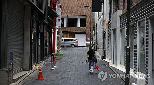 은행 대출 연체율 두달째 상승…자영업자 9년6개월만에 최고(서울=연합뉴스) 류영석 기자 = 국내은행 원화대출 연체율이 2개월 연속 상승 흐름을 이어가는 가운데 16일 오후 서울 명동 골목 상가가 한산한 모습을 보이고 있다.     금융감독원에 따르면 지난 5월 말 국내 은행 대출 연체율은 0.51%로 전월보다 0.03%포인트(p) 상승, 이 중 개인사업자대출 연체율은 2014년 11월 0.72% 이후 9년 6개월 만에 최고치를 기록했다. 2024.7.16 ondol@yna.co.kr