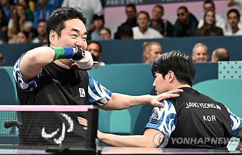 승리의 기쁨 나누는 박성주와 장영진(파리=연합뉴스) 장애인 탁구 대표팀 박성주(왼쪽), 장영진이 30일(현지시간) 프랑스 파리 사우스 파리 아레나에서 열린 2024 파리 패럴림픽 탁구 MD4 남자 복식 준결승전에서 프랑스를 상대로 승리한 뒤 기뻐하고 있다. 2024.8.31 [사진공동취재단] photo@yna.co.kr