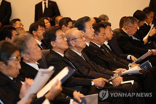 간토대지진 한국인 순난자 추념식 참석한 후쿠다 전 일본 총리(도쿄=연합뉴스) 후쿠다 야스오 전 일본 총리가 1일 일본 도쿄 신주쿠구 주일한국문화원에서 재일본대한민국민단 도쿄본부 주최로 열린 '제101주년 관동(간토)대지진 한국인 순난자 추념식'에 참석해 앞쪽을 응시하고 있다. 2024.9.1 [민단 제공. 재판매 및 DB 금지]